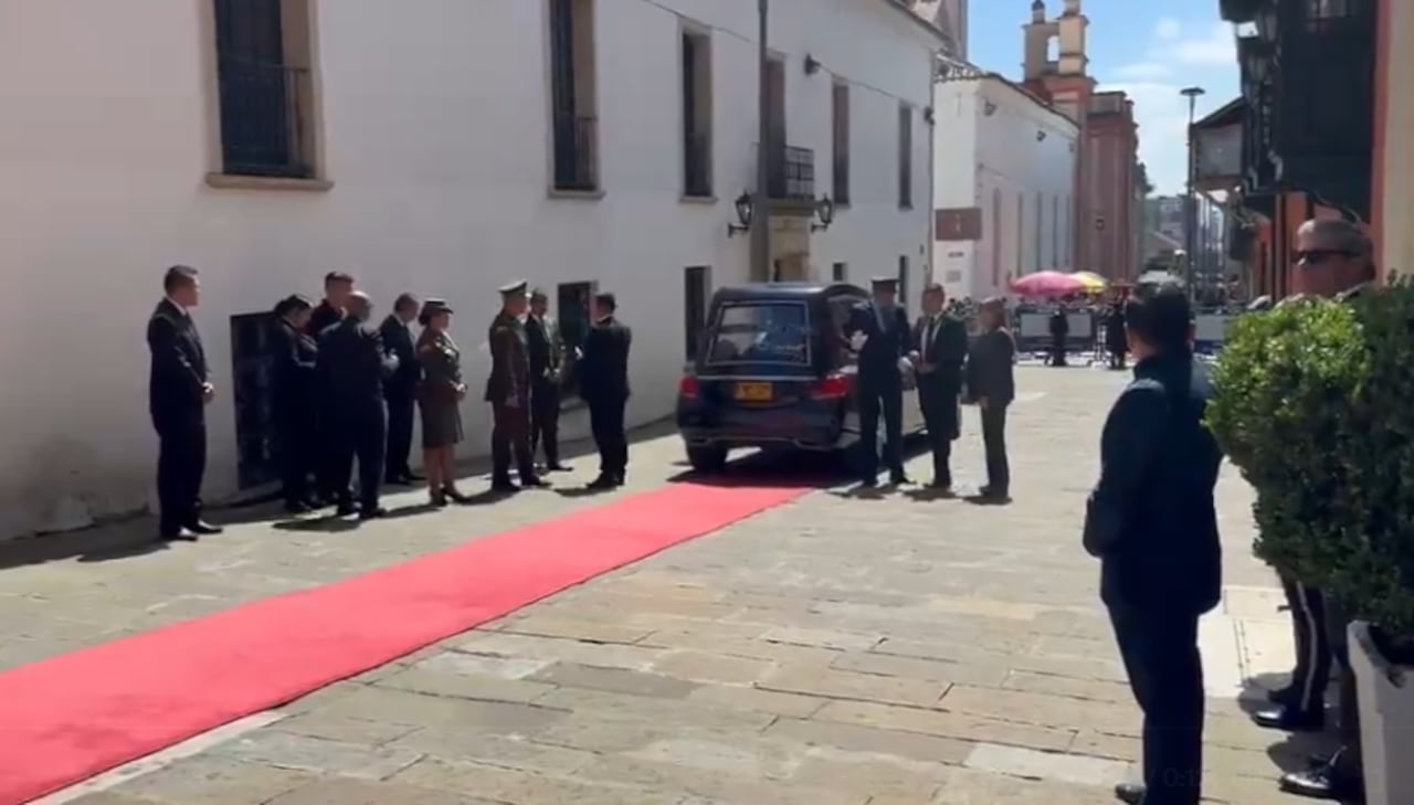 Cuerpo de Germán Vargas Lleras llega al Palacio de San Carlos en Bogotá.