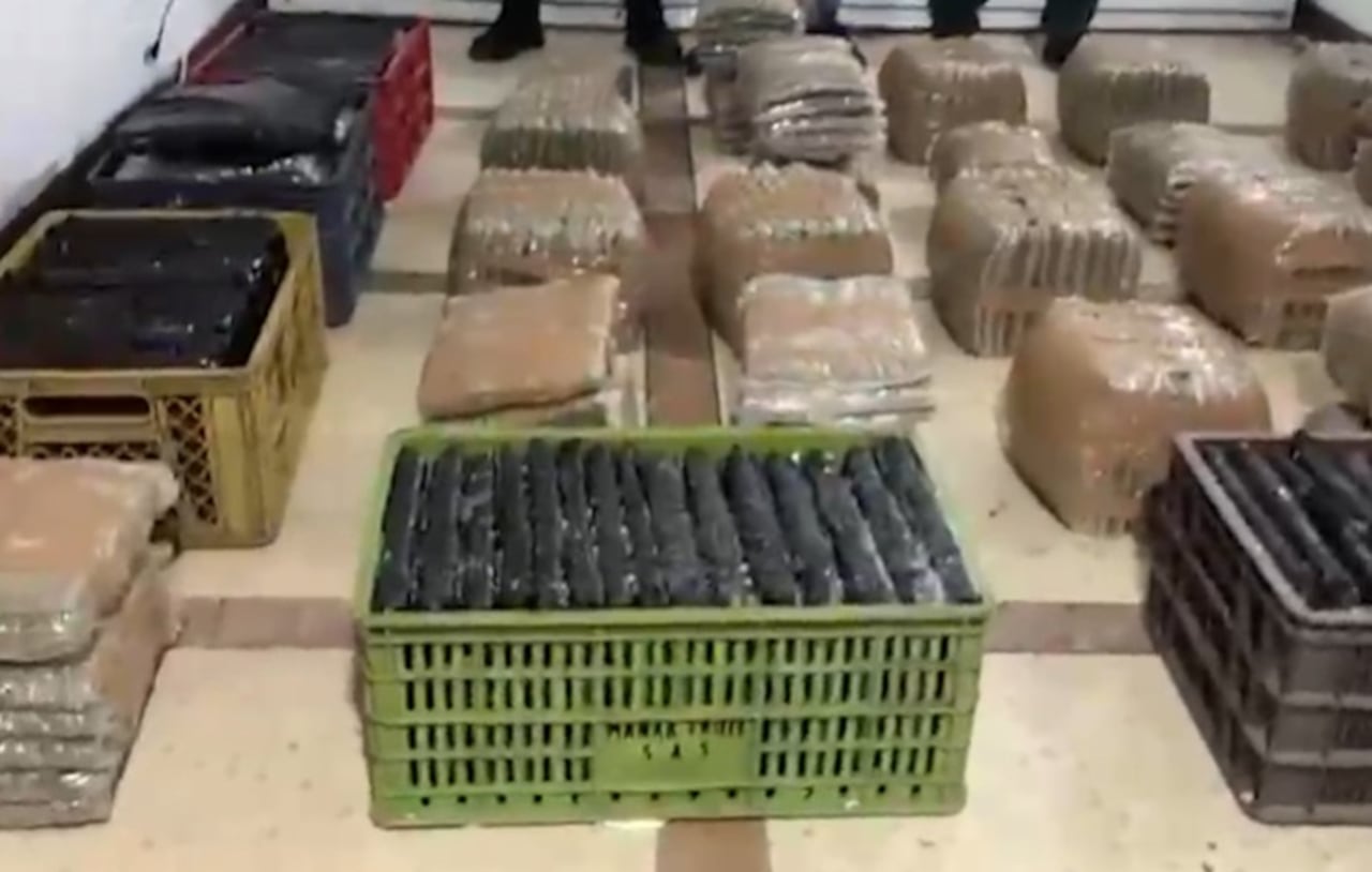 Uniformados de la Policía Nacional interceptaron un vehículo tipo furgón en vías rurales del municipio de Guachucal, Nariño, cuyo conductor intentó realizar maniobras evasivas al percatarse de la presencia de las autoridades, lo que motivó un registro exhaustivo del automotor.