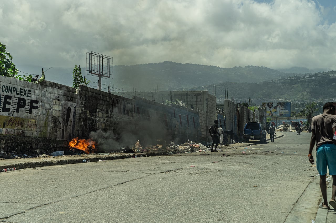 Incendios arden en las calles del área de Cité Soleil el 13 de septiembre de 2023 en Puerto Príncipe, Haití. Mientras una fuerza internacional liderada por Kenia se prepara para ayudar a la policía haitiana, Puerto Príncipe y otros territorios están controlados por grupos armados en medio de un aumento de la violencia de las pandillas que, según UNICEF, ha provocado el desplazamiento de casi 200.000 personas en todo el país y 130.000 sólo en Puerto Príncipe.