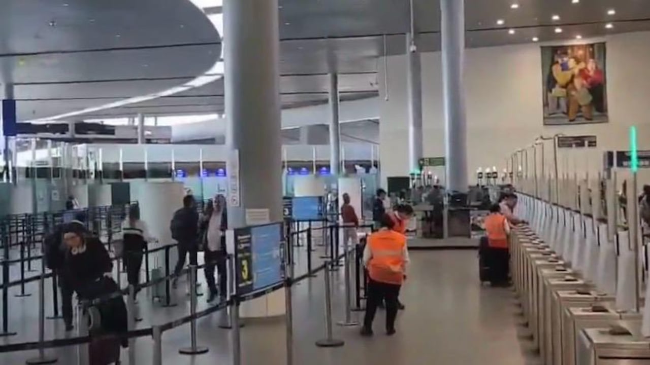 En la mañana de este martes, 10 de febrero, en las ventanillas de Migración del aeropuerto El Dorado no se registran congestiones, tras el plan tortuga activado por el sindicato de Migración.
