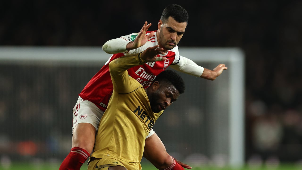 El centrocampista español del Arsenal, Mikel Merino (izq.), comete una falta sobre el centrocampista colombiano del Crystal Palace, Jefferson Lerma, durante el partido de cuartos de final de la Copa de la Liga inglesa entre el Arsenal y el Crystal Palace en el Emirates Stadium, en Londres, el 23 de diciembre de 2025. (Foto de Adrian Dennis / AFP)