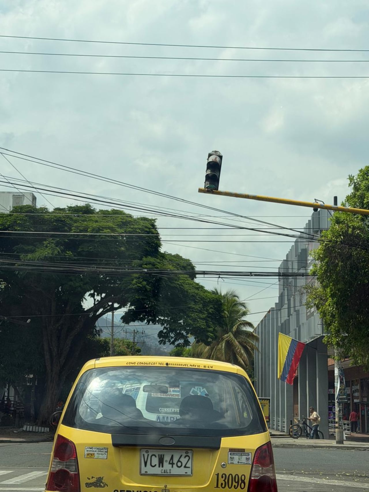 Ciudadanos alertaron sobre la inclinación del semáforo y su cercanía con el cableado de la zona.