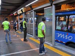 Colectivos de usuarios y concejales están cuestionando que en el convenio firmado para la seguridad del MÍO se están invirtiendo recursos en compras innecesarias: cerca de $ 950.000 millones en computadores, licencias de Office, un sistema de sonido y chalecos antibalas. Expertos en seguridad dicen que todo esto sí es necesario. Fotos Raúl Palacios / El PAis / 26 Julio del 2023 Cali.