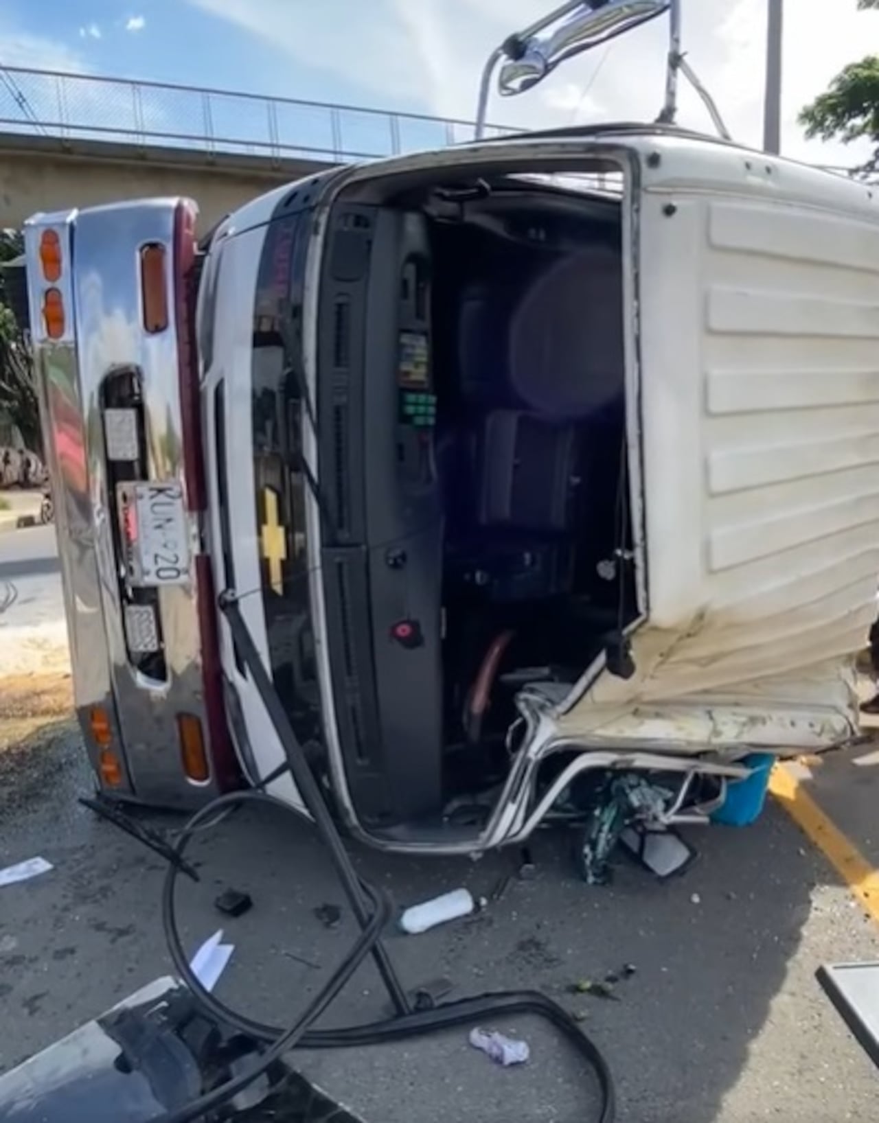 El volcamiento generó congestión vehicular sobre la vía Panamericana, uno de los corredores más importantes del suroccidente colombiano, mientras avanzaban las labores para retirar el vehículo y restablecer la movilidad.