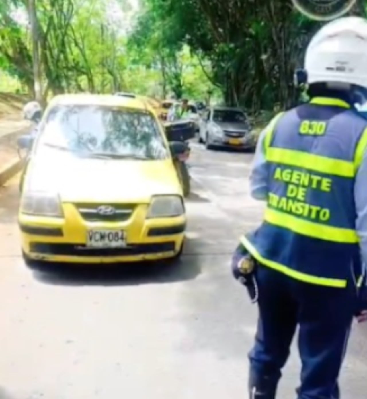 El guarda de movilidad lesionado recibe acompañamiento antes de su traslado a la clínica.