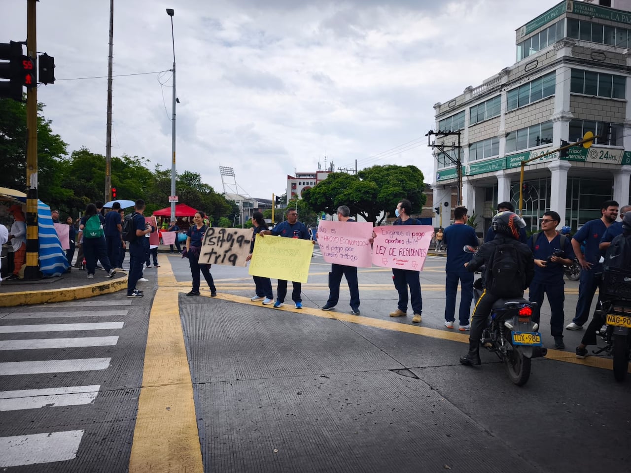 Los manifestantes exigen soluciones del Ministerio de Salud.