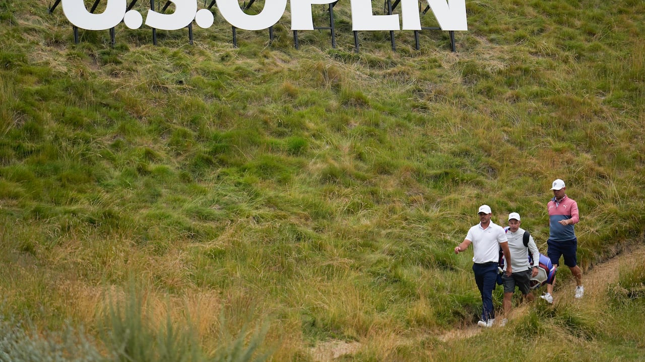 Brooks Koepka camina en el cuarto hoyo durante una ronda de práctica para el torneo de golf del Campeonato U.S. Open en Los Angeles Country Club el miércoles, 14 de junio de 2023, en Los Ángeles. (Foto AP/George Walker IV)