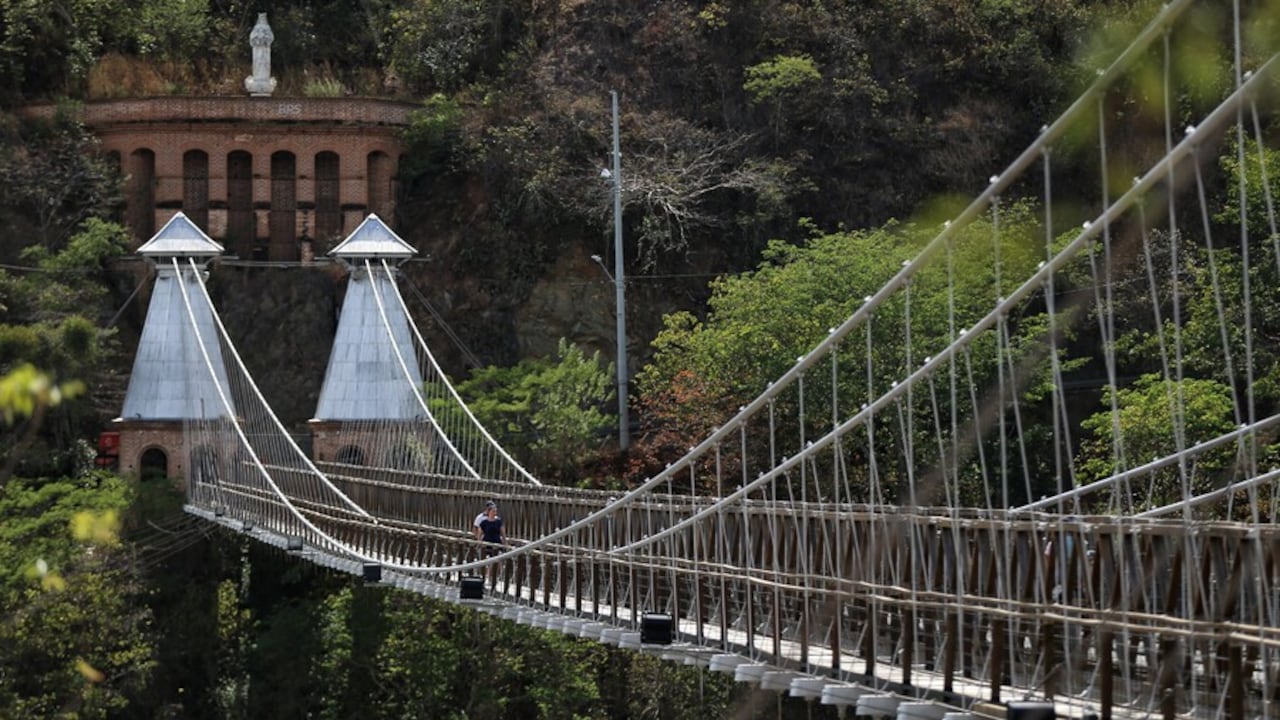 El Puente de Occidente fue construido entre 1888 y 1895 y queda ubicado en la vía que conduce de Santa Fe de Antioquia hacia Olaya y Sopetrán.