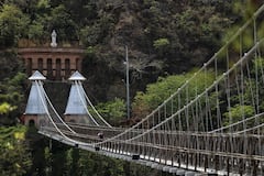 El Puente de Occidente fue construido entre 1888 y 1895 y queda ubicado en la vía que conduce de Santa Fe de Antioquia hacia Olaya y Sopetrán.