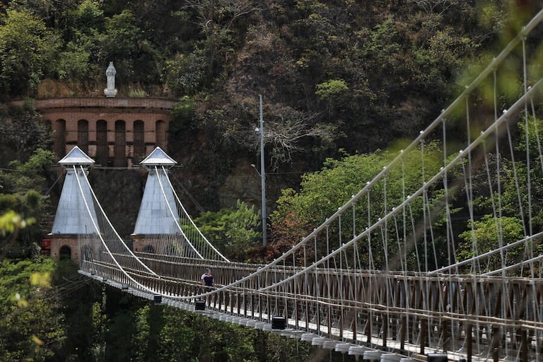 El Puente de Occidente fue construido entre 1888 y 1895 y queda ubicado en la vía que conduce de Santa Fe de Antioquia hacia Olaya y Sopetrán.