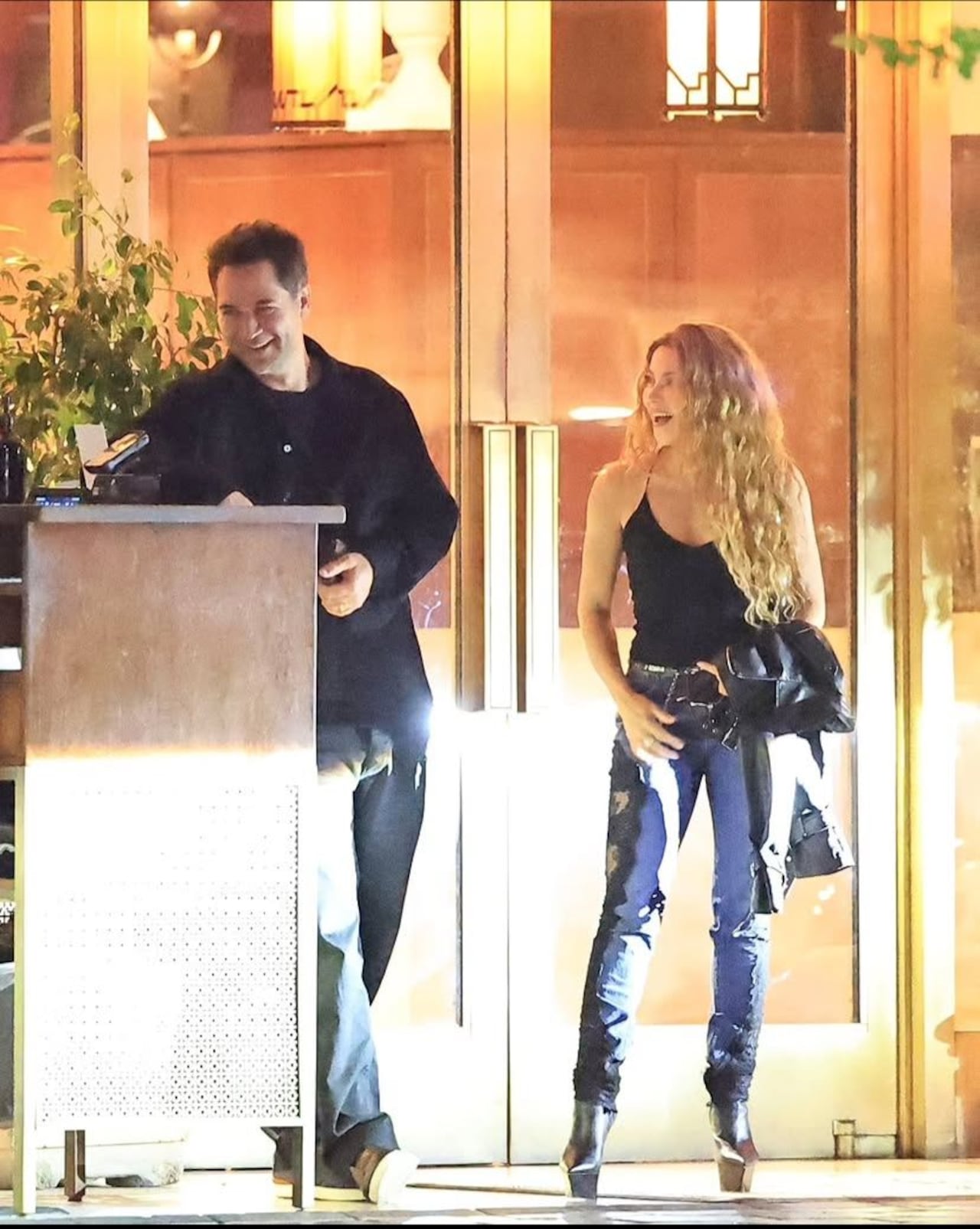 Shakira fue vista saliendo con reconocido actor mexicano.