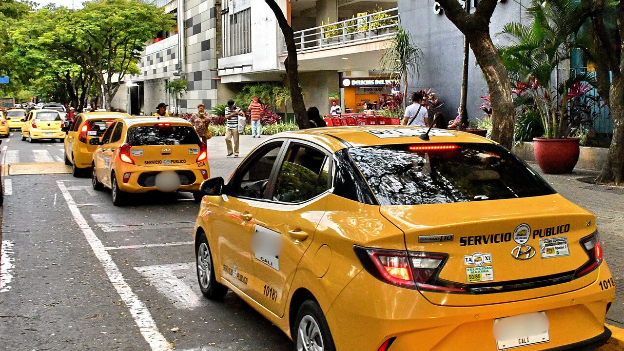 Según los taxistas, pertenecer a cada asociación externa de taxis, les representa un costo elevado por carrera.