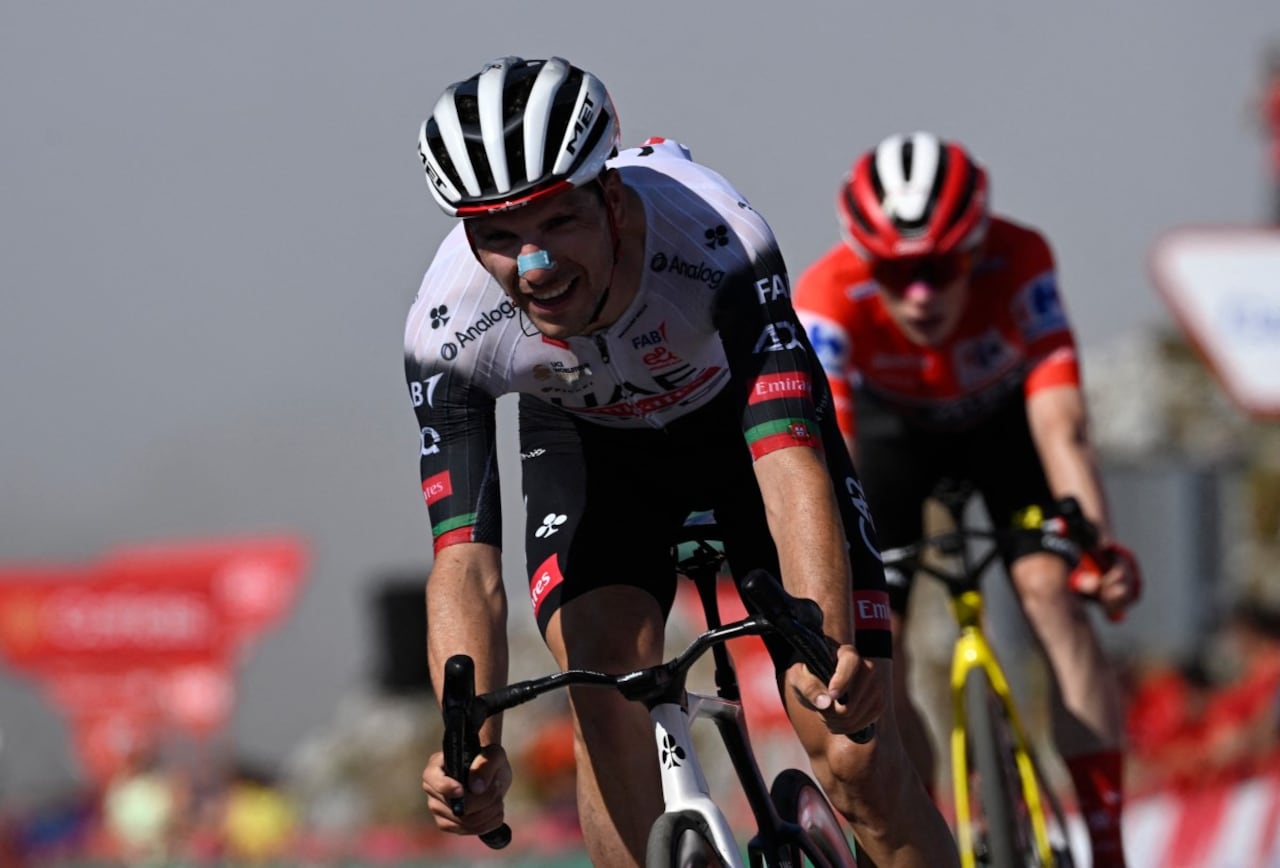 Joao Almeida cruzando por delante de Vingegaard.