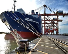 El buque, CMA CGM Alexander Von Humboldt llegó a Buenaventura, es el barco de carga mas grande que ha llegado a un puerto de sudamerica. Tiene 396 metros de largo y 53.6 metros de ancho, tiene capacidad para transportar 16.022 contenedores