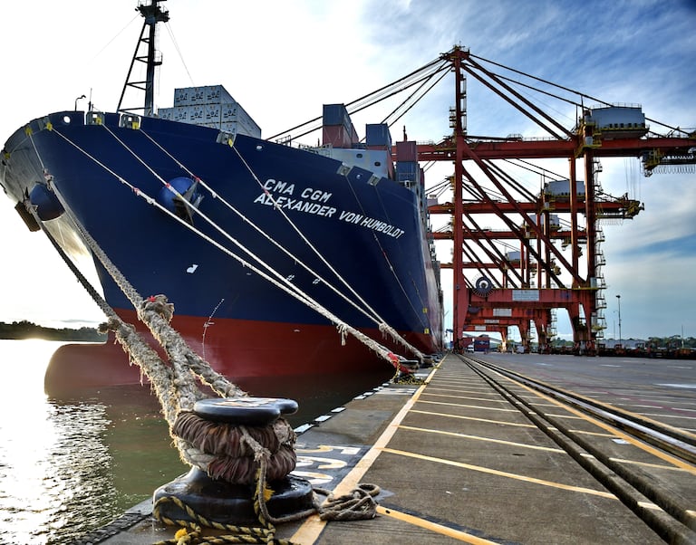 El buque, CMA CGM Alexander Von Humboldt llegó a Buenaventura, es el barco de carga mas grande que ha llegado a un puerto de sudamerica. Tiene 396 metros de largo y 53.6 metros de ancho, tiene capacidad para transportar 16.022 contenedores