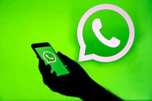 PARÍS, FRANCIA - 10 DE DICIEMBRE: En esta ilustración fotográfica, el logotipo de WhatsApp se muestra en la pantalla de un iPhone frente a una pantalla de TV que muestra el logotipo de WhatsApp el 10 de diciembre de 2019 en París, Francia. El servicio de mensajería instantánea WhatsApp dejará de funcionar en millones de teléfonos en los próximos meses, ya que la empresa retira el soporte para algunas plataformas móviles más antiguas. A partir del 1 de febrero de 2020, ya no se admitirá ningún iPhone con iOS 8 o anterior, ni ningún dispositivo Android con la versión 2.3.7 o anterior. (Foto de Chesnot/Getty Images)