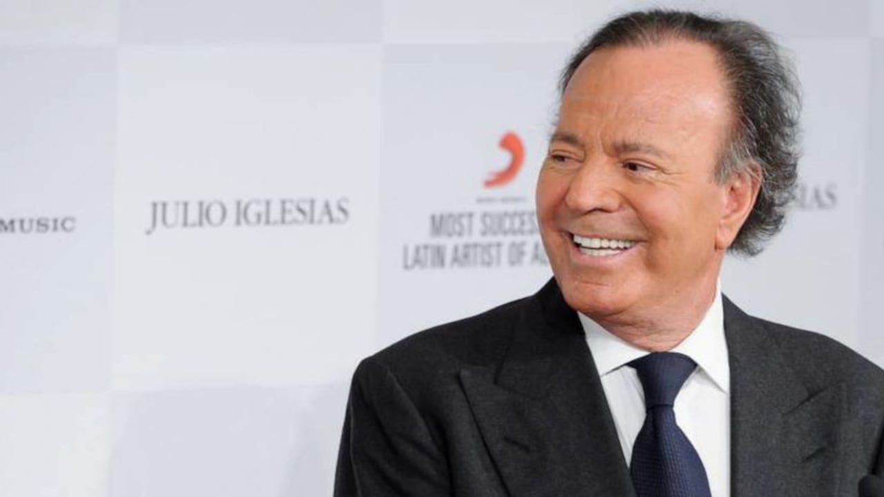 El cantante Julio Iglesias se toma con buen humor los memes que aparecen en redes sociales con su rostro.