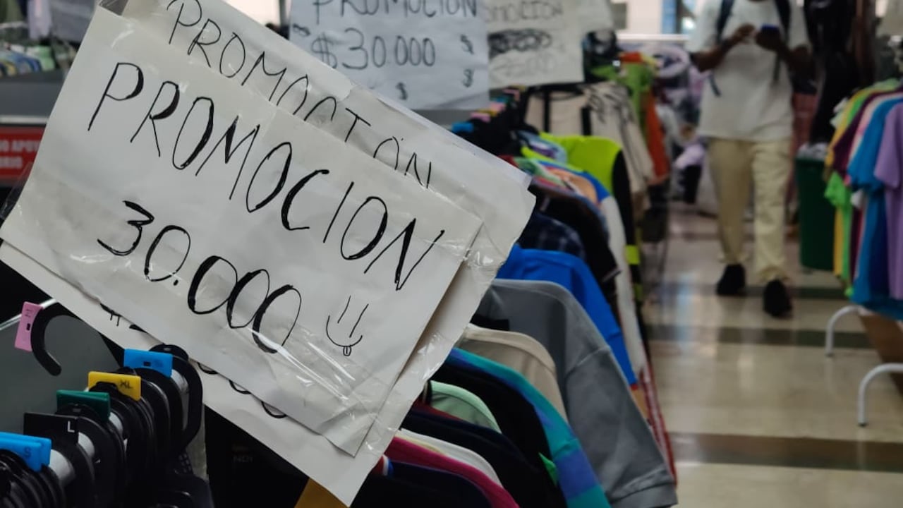 Comerciantes del centro de Cali se preparan para la temporada de diciembre.