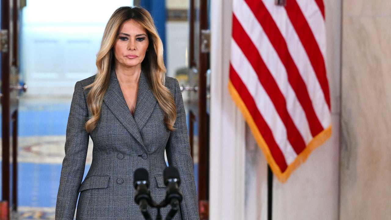 La primera dama de Estados Unidos, Melania Trump, llega al Salón de la Cruz de la Casa Blanca en Washington, D.C., el 9 de abril de 2026, antes de una declaración en la que niega cualquier vínculo con el fallecido delincuente sexual convicto Jeffrey Epstein y sus abusos.