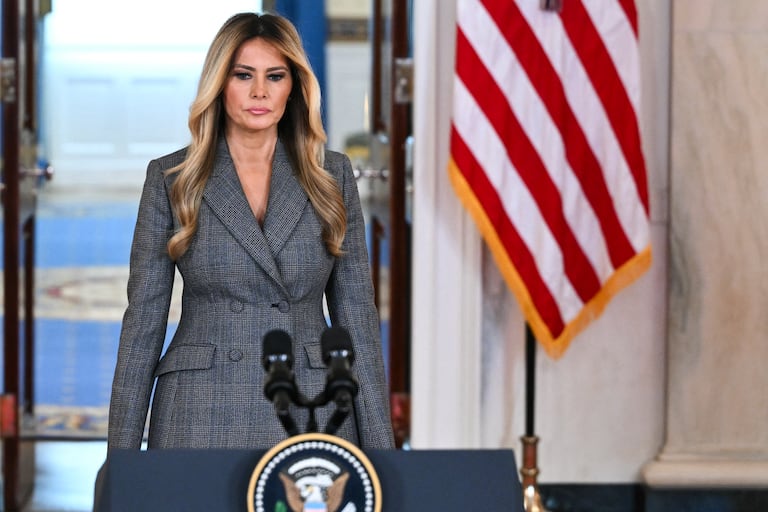 La primera dama de Estados Unidos, Melania Trump, llega al Salón de la Cruz de la Casa Blanca en Washington, D.C., el 9 de abril de 2026, antes de una declaración en la que niega cualquier vínculo con el fallecido delincuente sexual convicto Jeffrey Epstein y sus abusos.