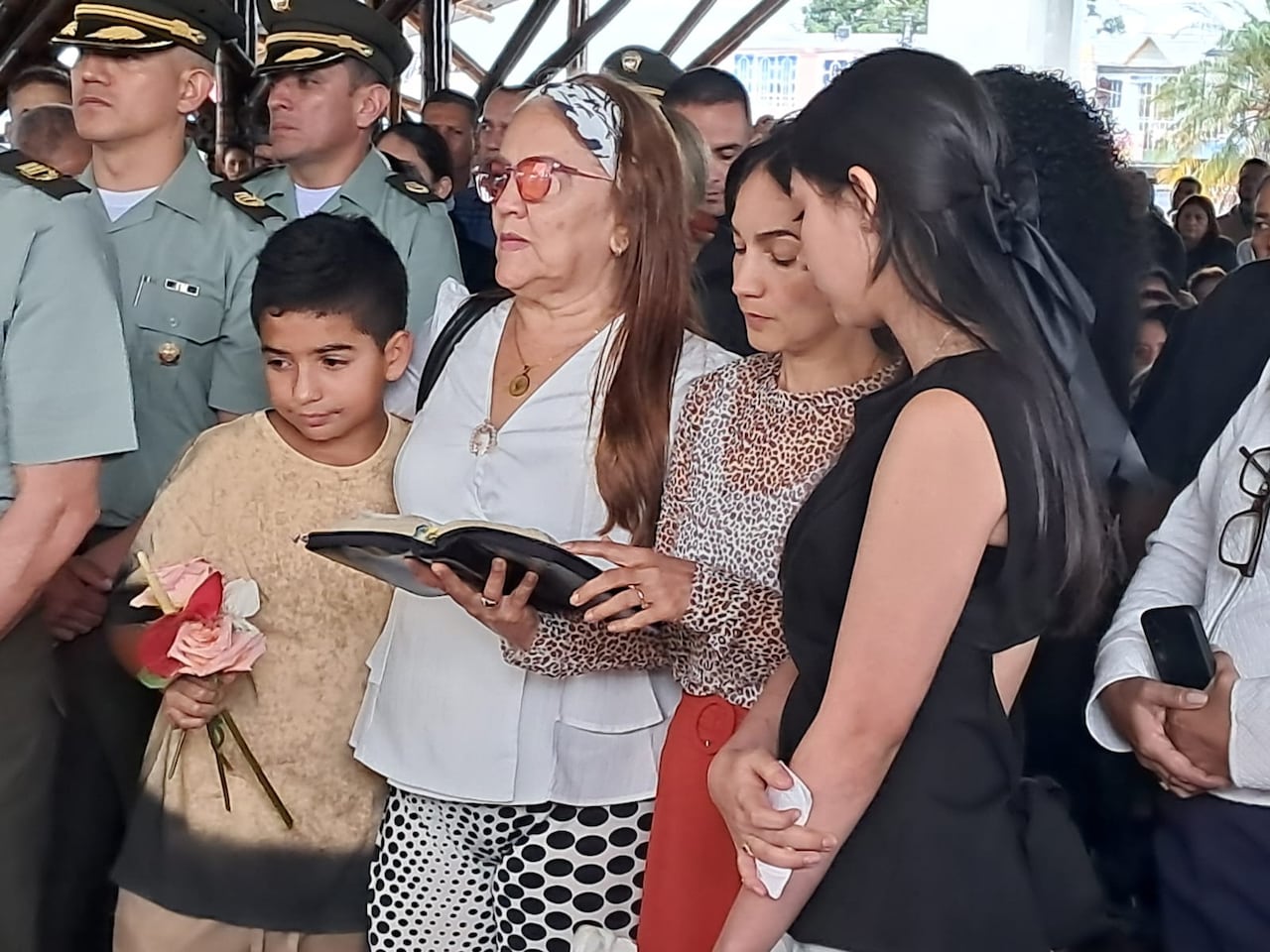 Respetando la tradición cristina del sargento Martínez, los familiares de este uniformado, compartieron un fragmento de la palabra de Dios para así decirle el último adiós.