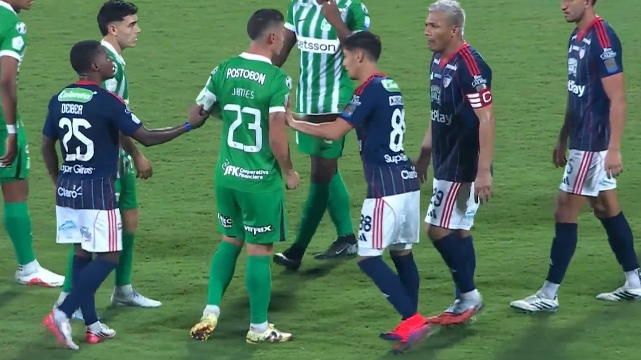 Momento del choque de James con Teófilo