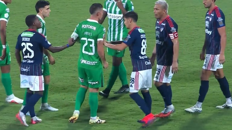 Momento del choque de James con Teófilo
