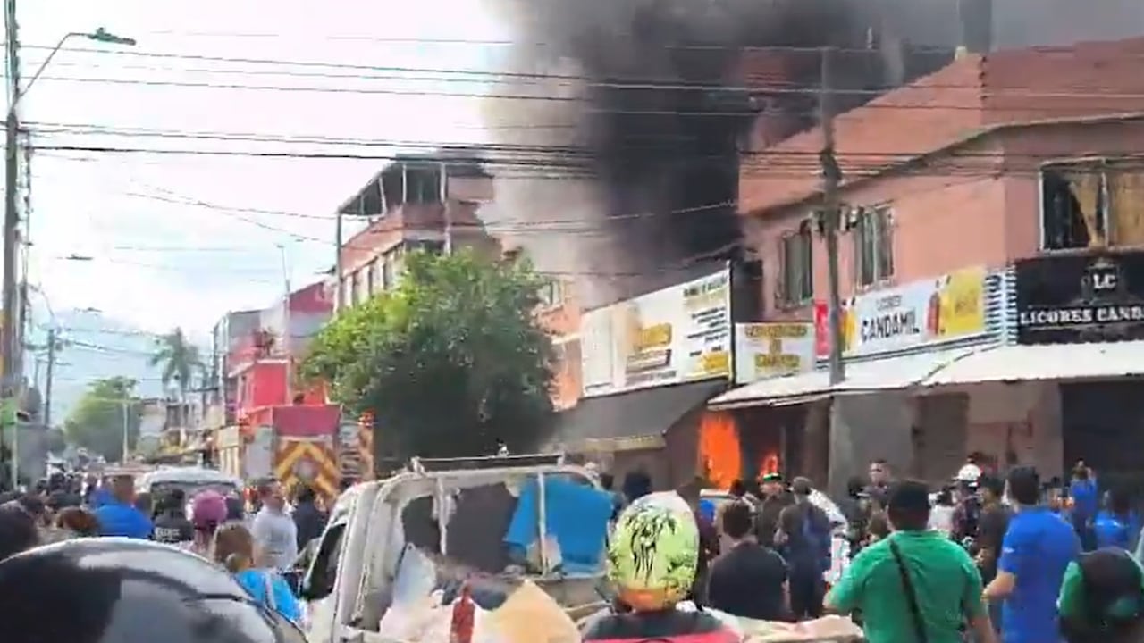 Varias unidades del Cuerpo de Bomberos de Cali fueron desplegadas para controlar la emergencia registrada en Belalcázar.