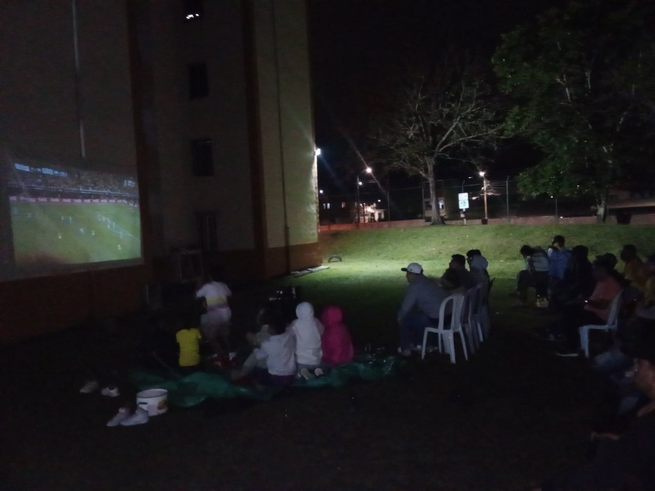 Con sillas, poltronas y mucho entusiasmo, las familias de Moscopán transformaron la cancha del conjunto en una gran tribuna para alentar a la Selección Colombia.