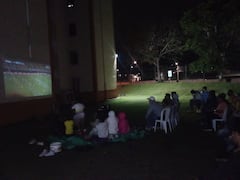 Con sillas, poltronas y mucho entusiasmo, las familias de Moscopán transformaron la cancha del conjunto en una gran tribuna para alentar a la Selección Colombia.