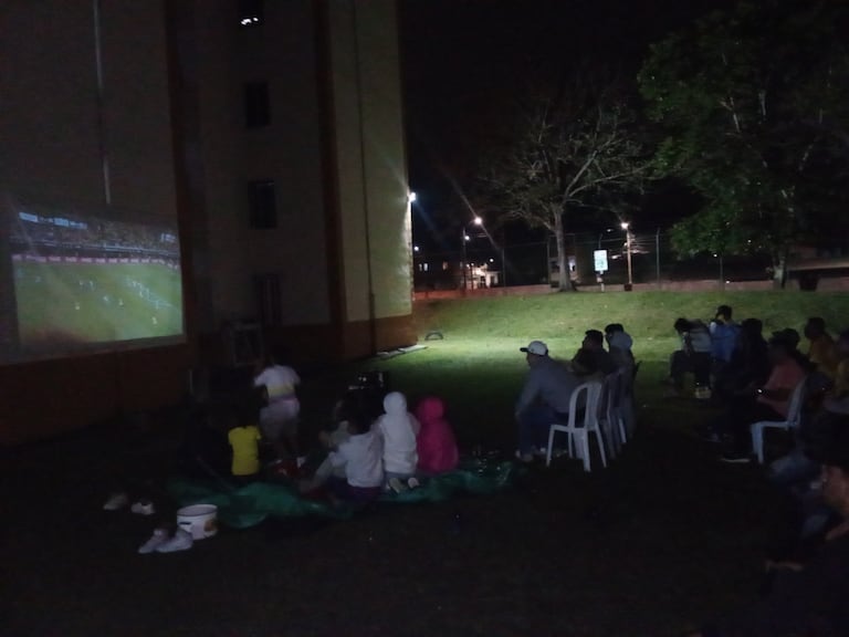 Con sillas, poltronas y mucho entusiasmo, las familias de Moscopán transformaron la cancha del conjunto en una gran tribuna para alentar a la Selección Colombia.