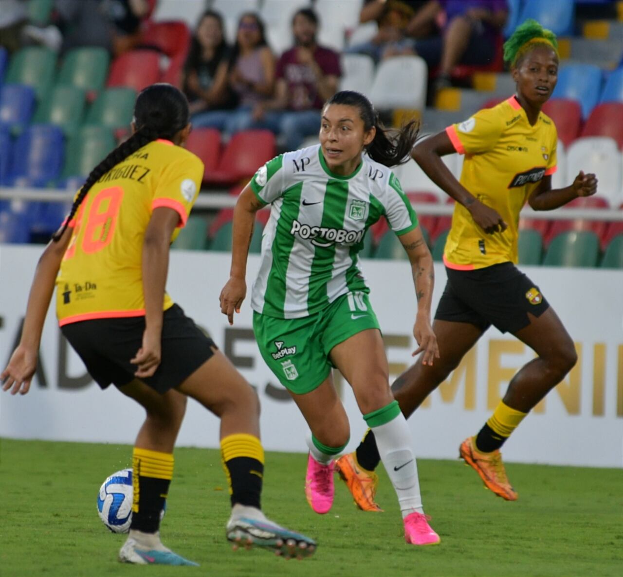 Copa Libertadores Femenino en el estadio Pascual Guerrero partido Nacional de Colombia vs Barcelona del Ecuador.