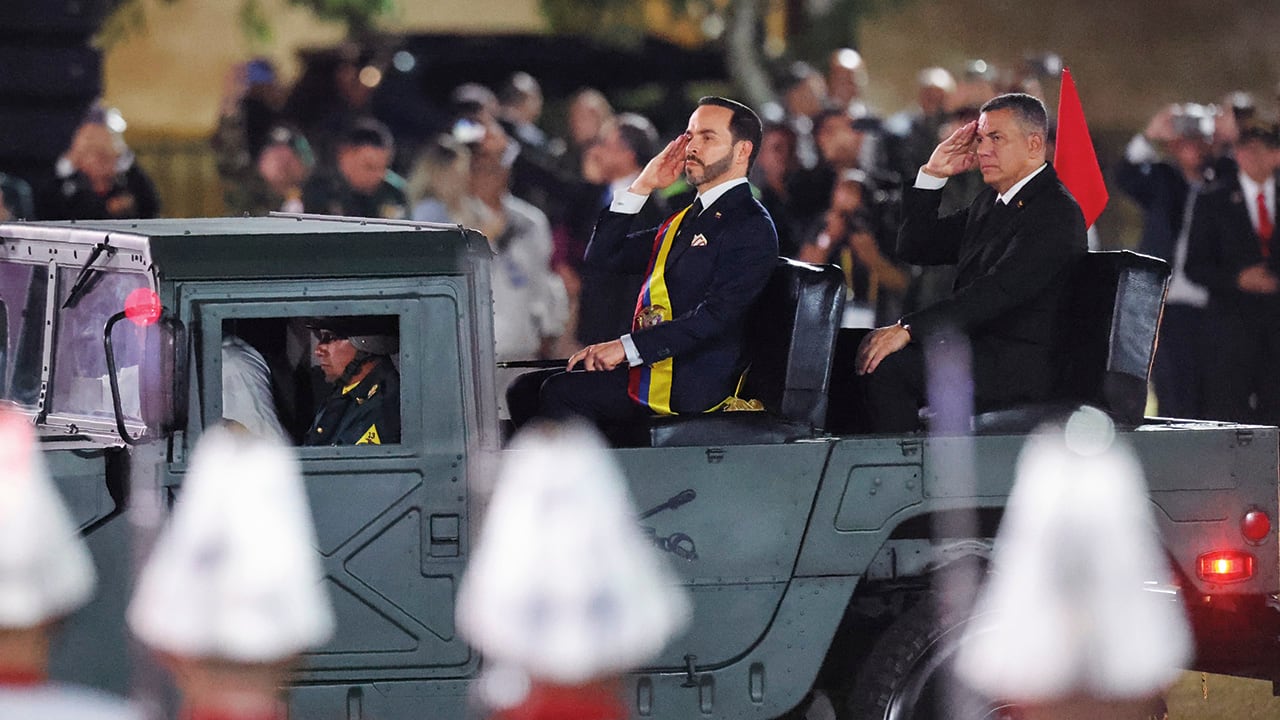Abelardo De La Espriella en medio de los honores militares tras posesionarse como presidente de Colombia.
