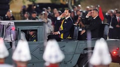 Abelardo De La Espriella en medio de los honores militares tras posesionarse como presidente de Colombia.