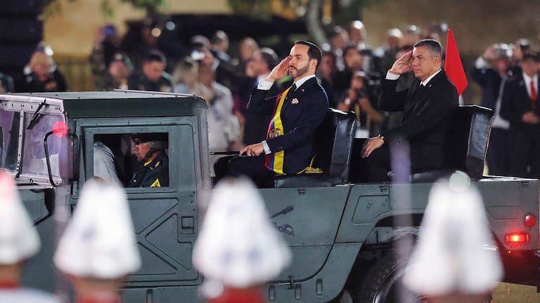 Abelardo De La Espriella en medio de los honores militares tras posesionarse como presidente de Colombia.