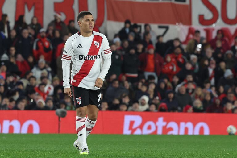 El mediocampista colombiano #10 de River Plate, Juan Fernando Quintero, observa durante el partido del Torneo Clausura 2025 de la Liga Profesional de Fútbol Argentino. (Foto de ALEJANDRO PAGNI / AFP).