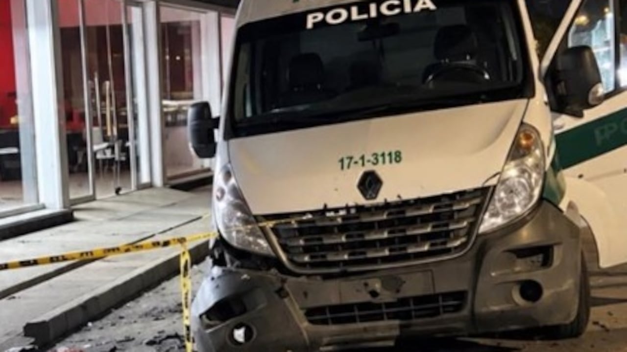 El vehículo tipo panel de la Policía Nacional resultó afectado tras la fuerte explosión registrada sobre la calle 42 de Palmira.