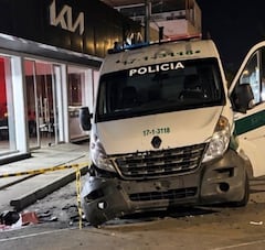 El vehículo tipo panel de la Policía Nacional resultó afectado tras la fuerte explosión registrada sobre la calle 42 de Palmira.