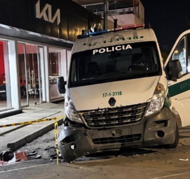 El vehículo tipo panel de la Policía Nacional resultó afectado tras la fuerte explosión registrada sobre la calle 42 de Palmira.