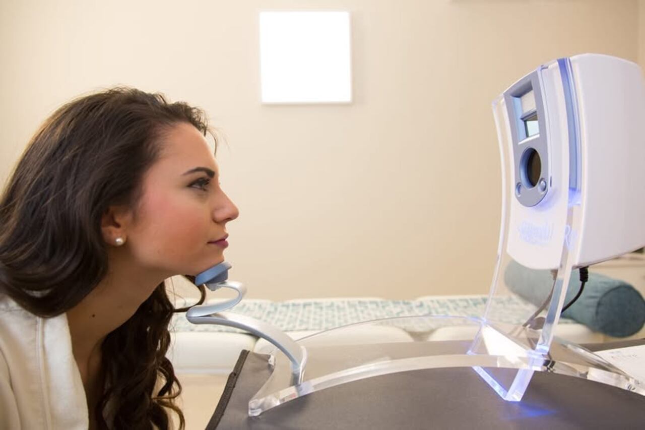 La cadena vallecaucana Cutis Dermodroguerías pone a disposición del público el dermoanalizador Reveal, un equipo que utiliza tecnología avanzada para evaluar el estado de la piel.