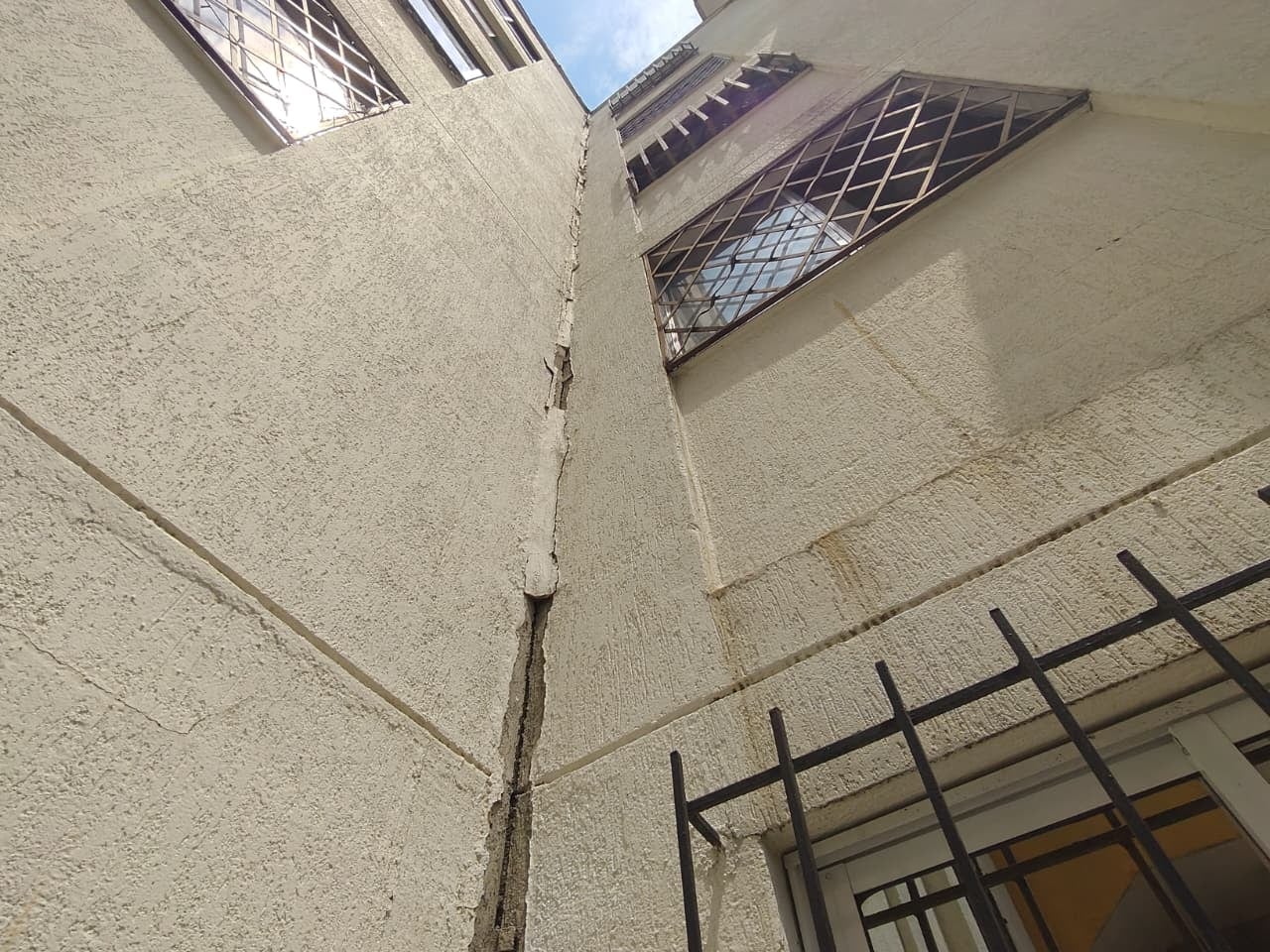 Residentes de Oasis de Pasoancho L2 esperan una revisión técnica que les permita conocer las condiciones de la torre 2.