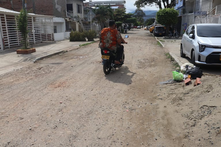 Habitantes del barrio El Diamante afirman haber realizado múltiples solicitudes sin respuesta para la reparación de esta calle en el oriente de Cali.