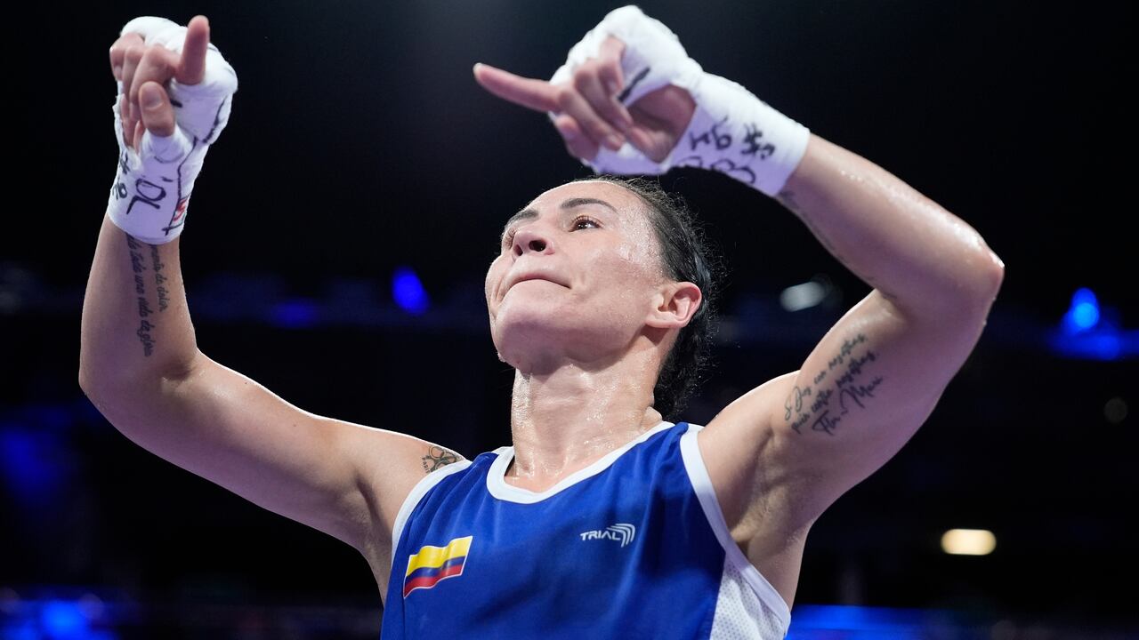 La colombiana Yeni Arias celebra tras derrotar a la india Preeti en su combate preliminar de boxeo femenino de 54 kg en los Juegos Olímpicos de Verano de 2024, el martes 30 de julio de 2024, en París, Francia. (Foto AP/John Locher)