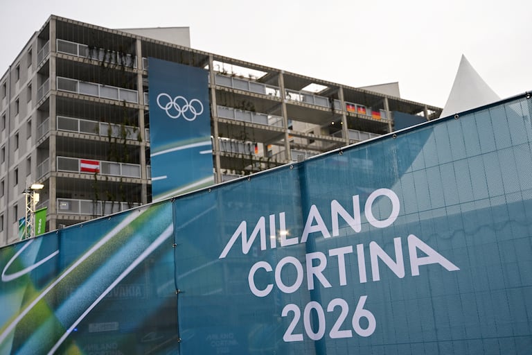 Los anillos olímpicos cuelgan en el exterior de la Villa Olímpica antes de los Juegos Olímpicos de Invierno de Milano Cortina 2026 en Milán el 3 de febrero de 2026. (Foto de PIERO CRUCIATTI / AFP)
