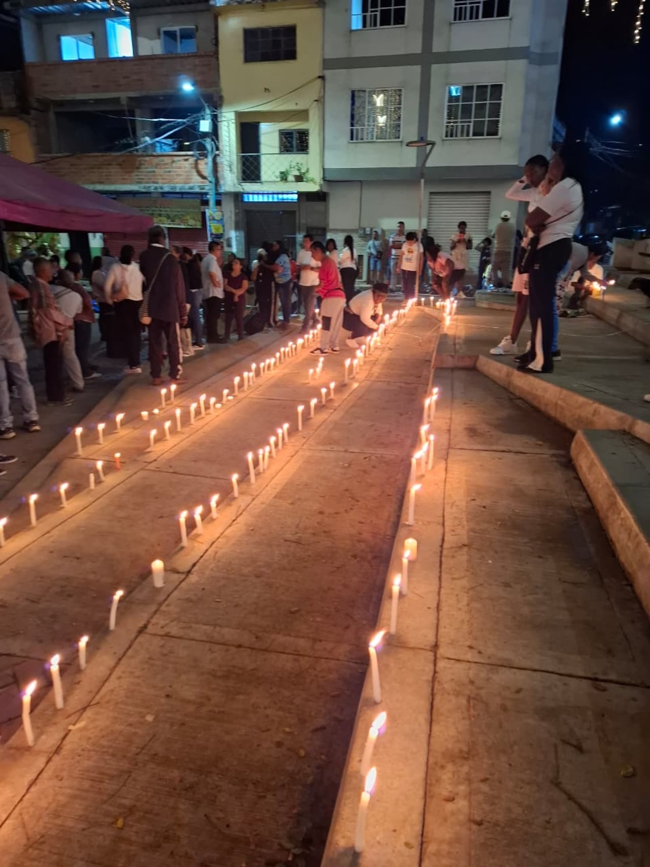 Familiares, comerciantes y miembros de la comunidad participaron en una velatón para exigir la pronta liberación de Adriana María Agredo Álvarez, secuestrada desde el pasado 23 de enero.