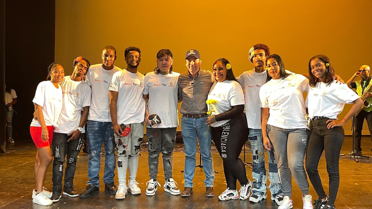 Ellos son algunos de los jóvenes que se graduaron, en medio de la jornada del pasado jueves, del programa En la Buena. Aquella tarde 422 graduandos recibieron el diploma.