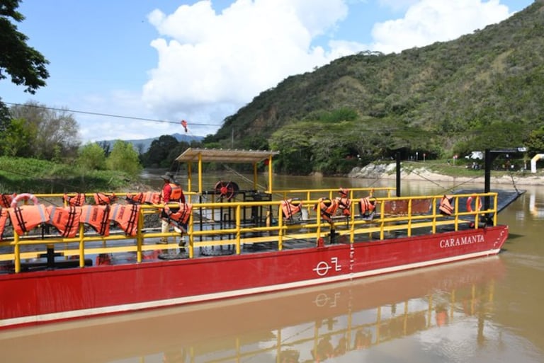 Con la puesta en funcionamiento de la Barcaza de Caramanta, más de 60.000 vallecaucanos de Bugalagrande, Bolívar y Trujillo se vieron beneficiados por este medio de transporte.