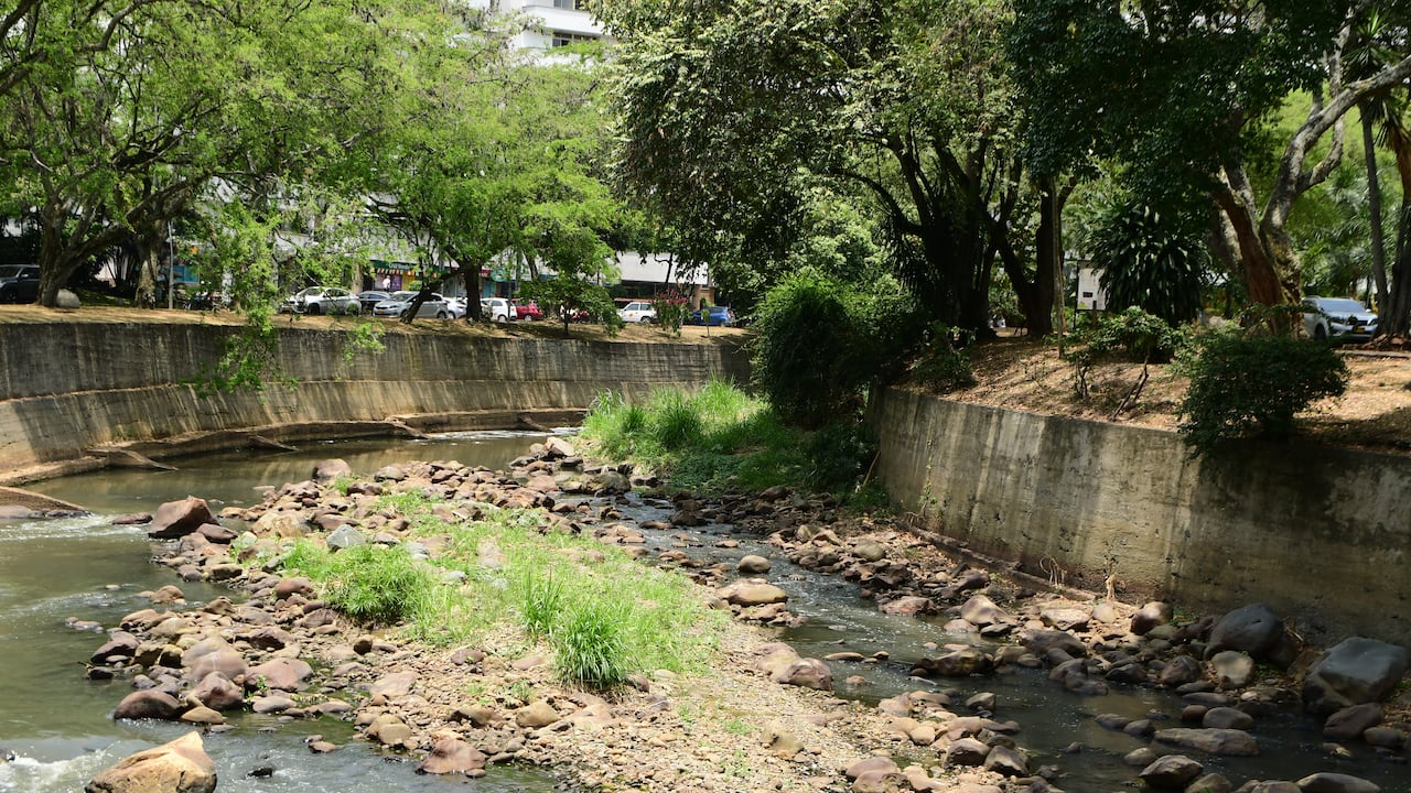 La ola de calor y la sequía tienen al rio Cali en bajos niveles de caudal.