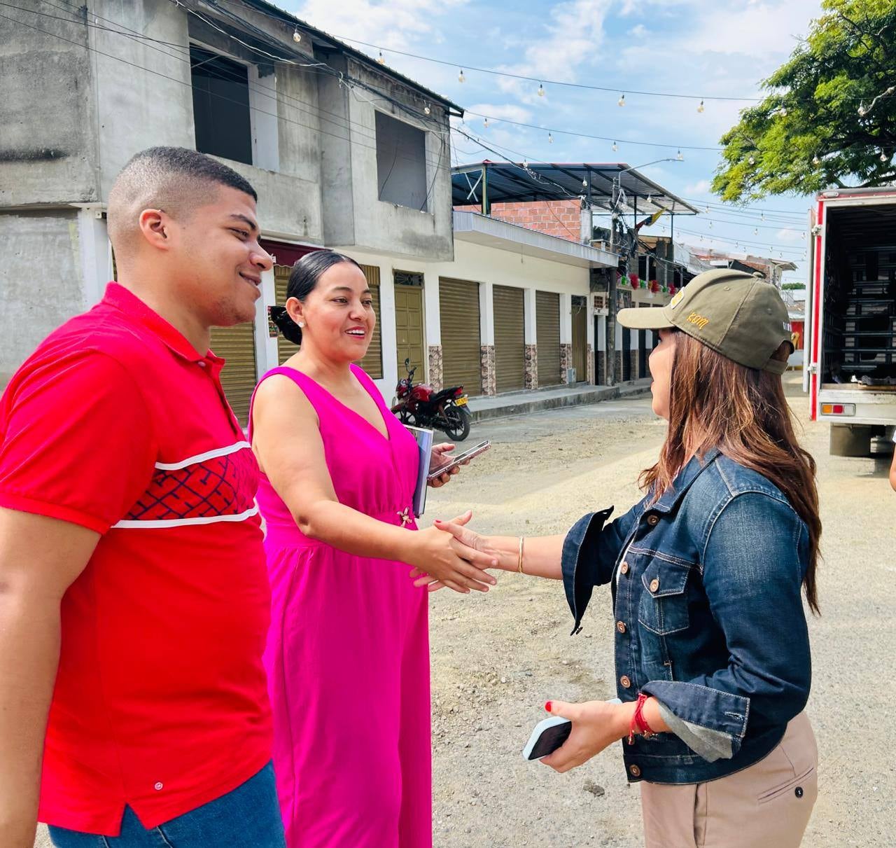 La funcionaria de la gobernación adelantaba la actividad con funcionarios de la alcaldía y otras personas, y cuando realizaba un vídeo de los resultados de la intervención, se presentó estos hostigamientos.