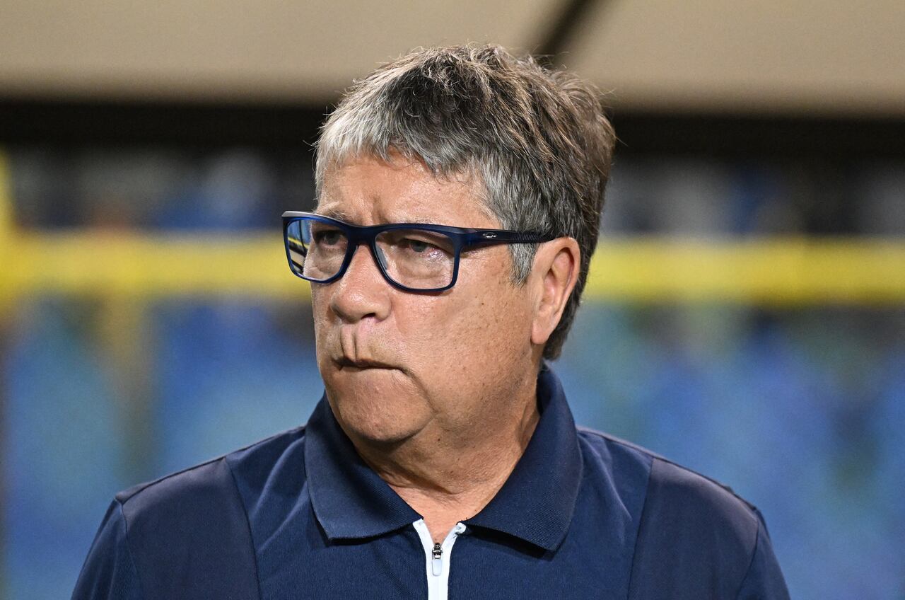 El entrenador colombiano de El Salvador, Hernán Darío 'Bolillo' Gómez, hace un gesto durante el partido de clasificación de la CONCACAF para la Copa Mundial de la FIFA 2026 entre El Salvador y Surinam en el Estadio Cuscatlán en San Salvador el 8 de septiembre de 2025. (Foto de Marvin RECINOS / AFP)